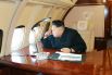 На фотографиях Ким Чен Ын был снят сидящим за столиком из розового дерева на борту самолета. Первого секретаря ЦК Трудовой партии Кореи сфотографировали глядящим в иллюминатор, а также общающимся с подчиненными.