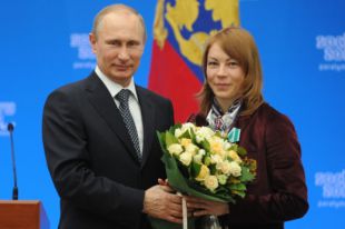 17 марта 2014. Президент России Владимир Путин и двукратный серебряный призер паралимпийских игр в горных лыжах Инга Медведева во время церемонии вручения государственных наград Российской Федерации в Сочи.