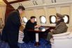 Не так давно в сети впервые в истории появились снимки интерьера личного самолета главы КНДР Ким Чен Ына. Они были выполнены во время одного из полетов авиалайнера над Пхеньяном с генсеком на борту.
