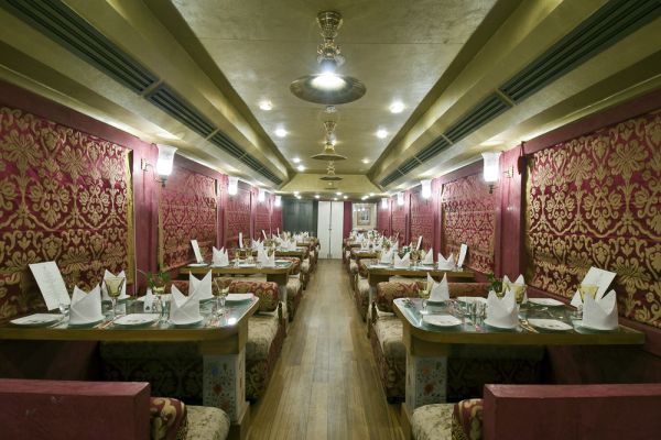 В любом из двух ресторанов можно заказать блюда не только раджастанской и индийской, но и европейской и китайской кухонь, а в вагоне-спа — сделать процедуры для лица, волос и тела. С сентября по март поезд совершает 8-дневное путешествие, которое начинается и заканчивается в Дели, а с апреля по июль можно отправиться в трехдневную поездку по «золотому треугольнику» Дели-Джайпур-Агра.
