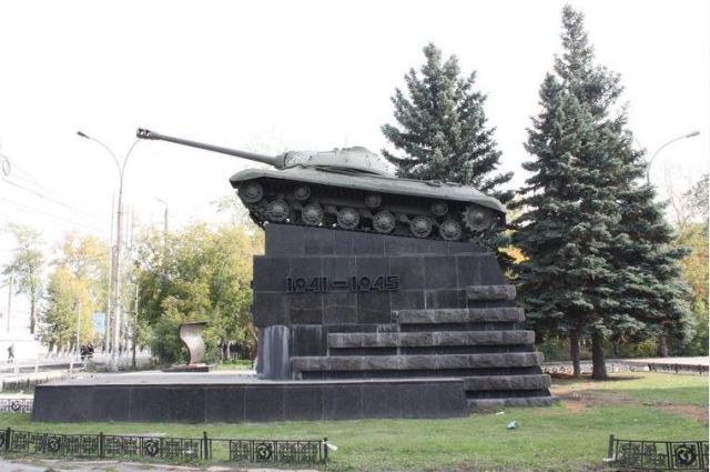 Памятник в Челябинске.