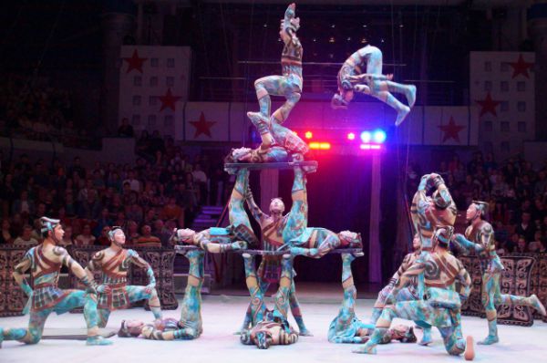 Акробатическая группа из Китая.