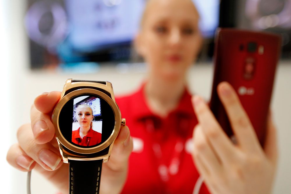 Еще одной интересной умной новинкой MWC 2015 стали LG Watch Urbane LTE. Внешне они представляют собой усовершенствованную версию прошлогодних G Watch R, но на самом деле существенно от них отличаются. Urbane LTE работают на webOS, собственной операционной системе LG (она же используется в Smart TV от этой компании), а не на Android Wear. У такого решения две стороны: с одной — часы теряют «родную» поддержку сервисов Google, но с другой — разработчики могут наделить устройство функциями, недоступными часам на Wear. Например, поддержкой LTE.