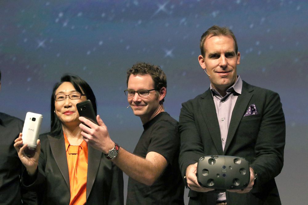 Шлем виртуальной реальности HTC Vive. Шлем виртуальной реальности Vive стал одним из самых громких и неожиданных анонсов MWC 2015. Его созданием HTC занимается совместно с Valve, компанией — создателем самого крупного в мире сервиса цифровой дистрибуции компьютерных игр Steam. Vive с помощью специальных сенсоров и лазеров фиксирует все движения человека. Можно ходить по комнате, прыгать, приседать, наклонять корпус — в виртуальном пространстве все ваши действия будут скопированы в точности и практически без задержек.