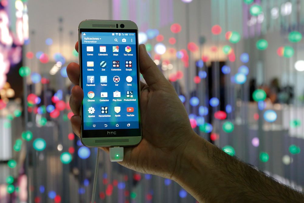 HTC One M9. Новый флагман от HTC внешне практически ничем не отличается от прошлогодней модели. Нельзя сказать, что это плохие новости: дизайн One традиционно считается в индустрии одним из лучших. По сути, M9 — это тот же M8, но с более мощным процессором, обновленной до пятой версии Android и до седьмой — оболочкой Sense. Единственное заметное отличие — камера. Разрешение матрицы новой камеры — 20 Мпикс против 4 Мпикс у прошлогодней модели.