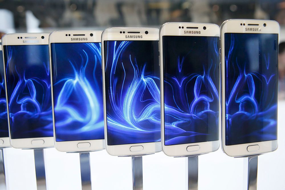 Главными героями выставки стали флагманские смартфоны: S6 и S6 Edge от Samsung и HTC One M9. S6 и S6 Edge ознаменовали новый этап в развитии Samsung. Из года в год корейская компания делала свои флагманские смартфоны пластиковыми. Они были практичны, но смотрелись дешево на фоне многих, даже бюджетных конкурентов. Корпус нового смартфона Samsung S6 теперь цельнометаллический.