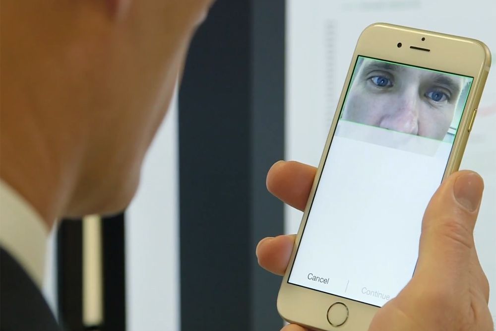 Touch ID, сканер отпечатков пальцев от Apple, сделал процесс разблокировки iPhone и iPad очень простым. Китайская компания ZTE придумала, как сделать его еще проще. Их новый смартфон Grand S3 можно разблокировать глазами. Эта функция называется Sky Eye. Ее настройка довольно проста. По экрану вверх-вниз двигается зеленая полоска, на которую пользователю нужно неотрывно смотреть в течение восьми секунд. В это время биометрический сенсор Eyeprint ID, встроенный во фронтальную камеру, сканирует и запоминает «рисунок» сетки кровеносных сосудов в белках глаз человека.