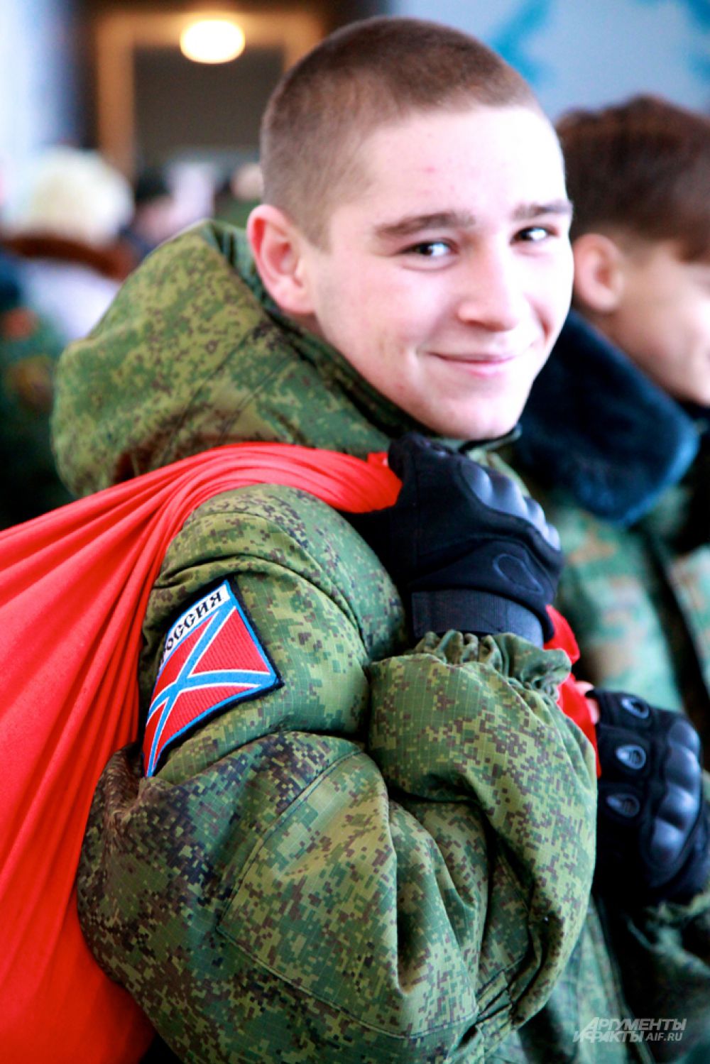 Ярослав, 16 лет. Состоит в бригаде «Призрак». Пришел в ополчение в 15 лет. Родом из Лисичанска. После расформирования отдельного отряда, в котором были собраны такие же молодые ополченцы, Ярослав занимается то гуманитарными делами, то исполняет роль военного корреспондента.