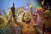 5 марта. Индия. Женщины во время празднования фестиваля красок Холи.