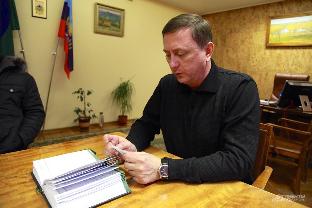 Мэр города Брянка Николай Моргунов. Сумел остаться на своем посту с прежних времен.