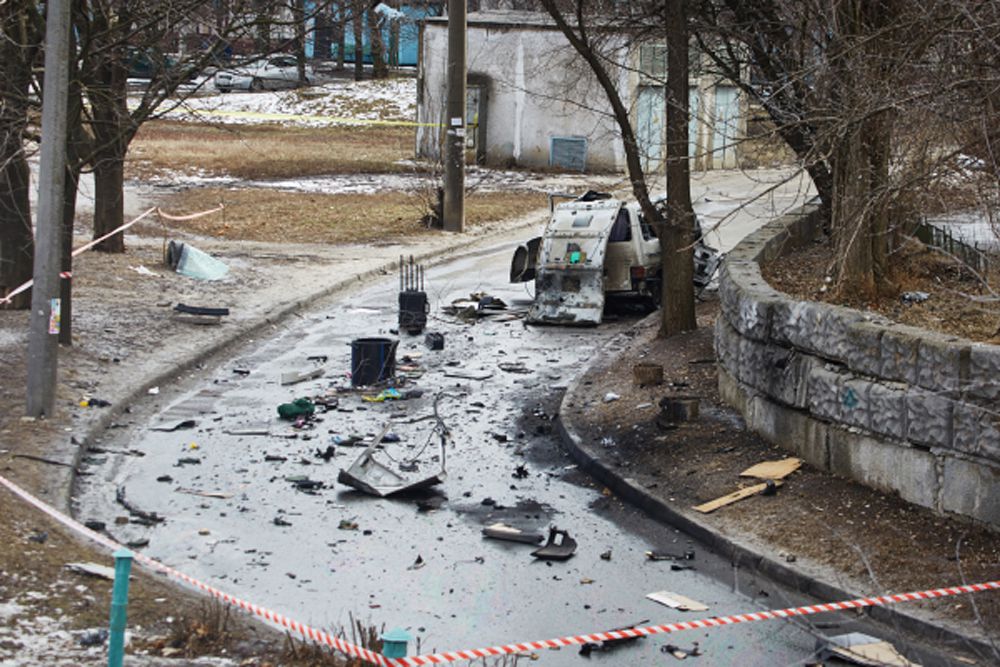 6 марта. Харьков. Место взрыва автомобиля командира батальона милиции специального назначения «Слобожанщина» Андрея Янголенко.
