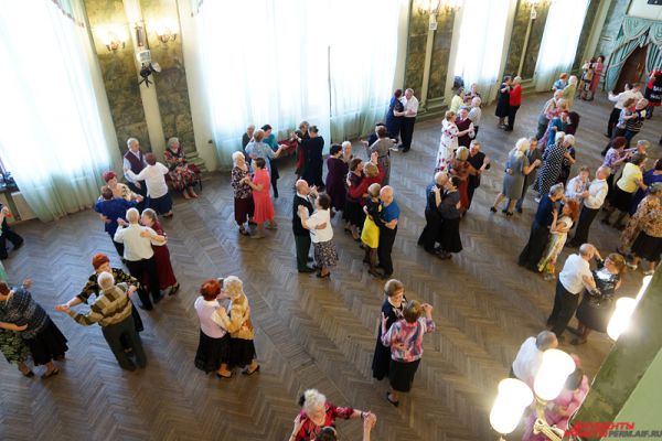 Ретро-танцы для пенсионеров проходят каждые выходные во дворце имени Солдатова.