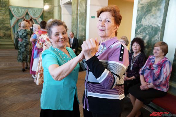 Порой из-за нехватки кавалеров пожилые дамы танцуют друг с другом.