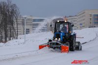 Снегоуборочная техника очищает дороги.