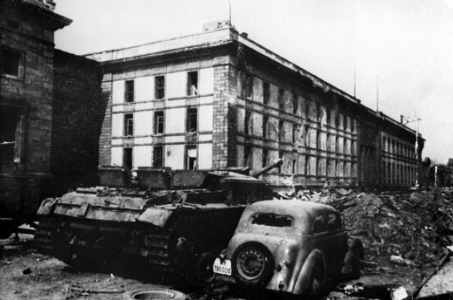 Здание имперской канцелярии в Берлине, под которым находился бункер Гитлера, сохранилось только на архивных снимках. Оно снесено как символ преступлений фашизма. Фотография 1945 года.