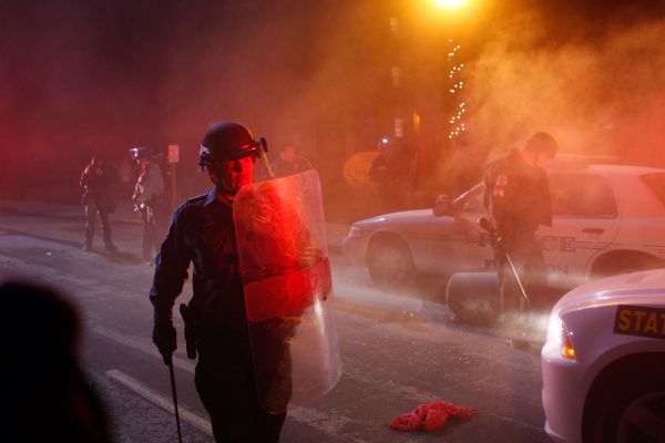 Столкновение полицейских с протестующими в Фергюсоне.
