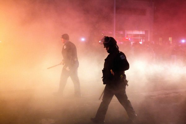 Столкновение полицейских с протестующими в Фергюсоне.