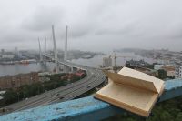 Любуясь Владивостоком, люди забывают даже о чтении.