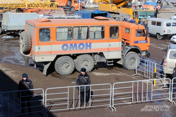 На месте трагедии работает ОМОН.