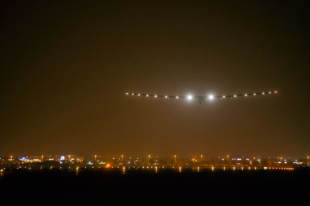10 марта. Приземление самолета на солнечных батареях Solar Impulse 2 в индийском городе Ахмадабаде.