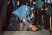 11 марта. США. Полицейский надевает наручники на человека, который протестовал против произвола полиции в городе Фергюсона.