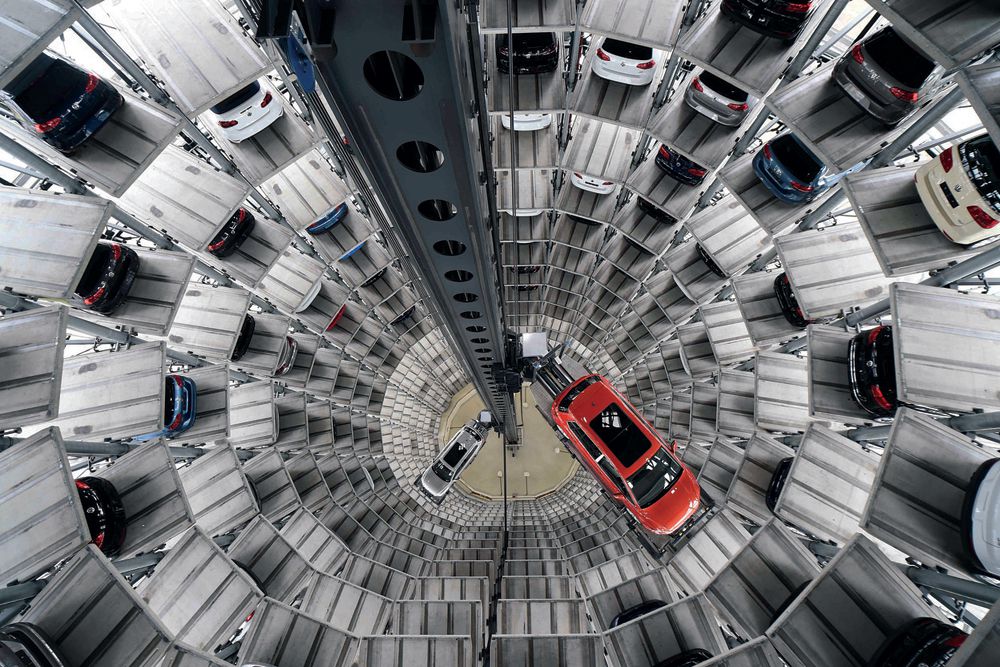10 марта. Многоуровневая парковка на заводе Volkswagen, откуда покупатели могут уехать на новых автомобилях.