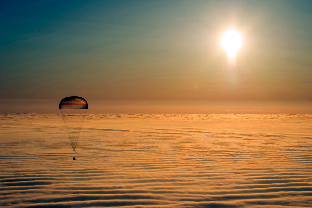 12 марта. Спуск корабля «Союз ТМА-14М» с МКС.