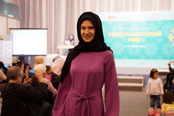 В первый день работы форума состоялся показ коллекций мусульманской женской одежды весна-лето 2015.