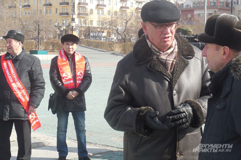 Пикет многодетных матерей поддержали представители Коммунистической партии.