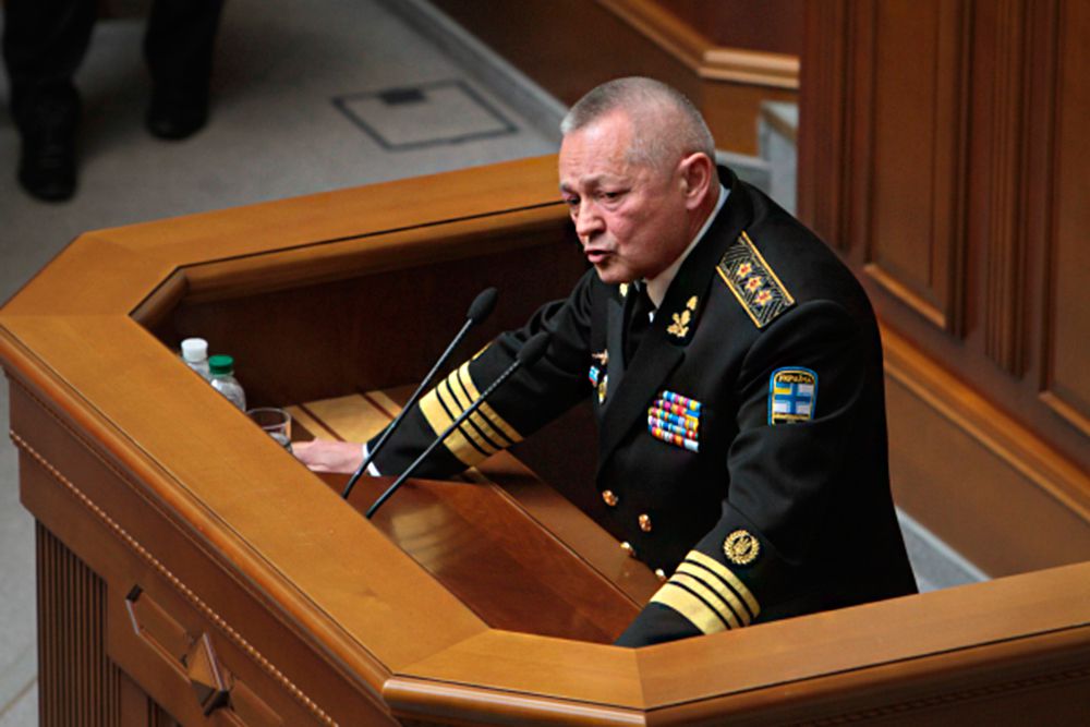 27 февраля 2014 года Верховная рада Украины утвердила состав нового украинского кабинета министров народного доверия. Игорь Тенюх был назначен исполняющим обязанности министра обороны Украины. Именно он вел переговоры с Москвой и руководил военными армии Украины, которые оставались на территории Крыма. 25 марта 2014 года на утреннем заседании Верховной Рады адмирал Тенюх подал в отставку. Вечером 27 марта 2014 года отряды Правого сектора пикетировали Верховную Раду Украины. Среди основных требований — трибунал над Игорем Тенюхом.