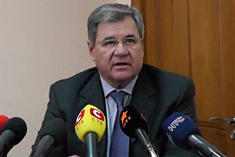До воссоединения Крыма с Россией Владимир Яцуба занимал пост мэра Севастополя. Он не принял решение жителей полуострова о присоединении к РФ, потому написал заявление об отставке и вышел из Партии регионов. «Я подал заявление о выходе из Партии регионов. Я не хочу быть рядом с людьми, которые опозорили и предали свою страну. С сегодняшнего дня я беспартийный», - заявил он.