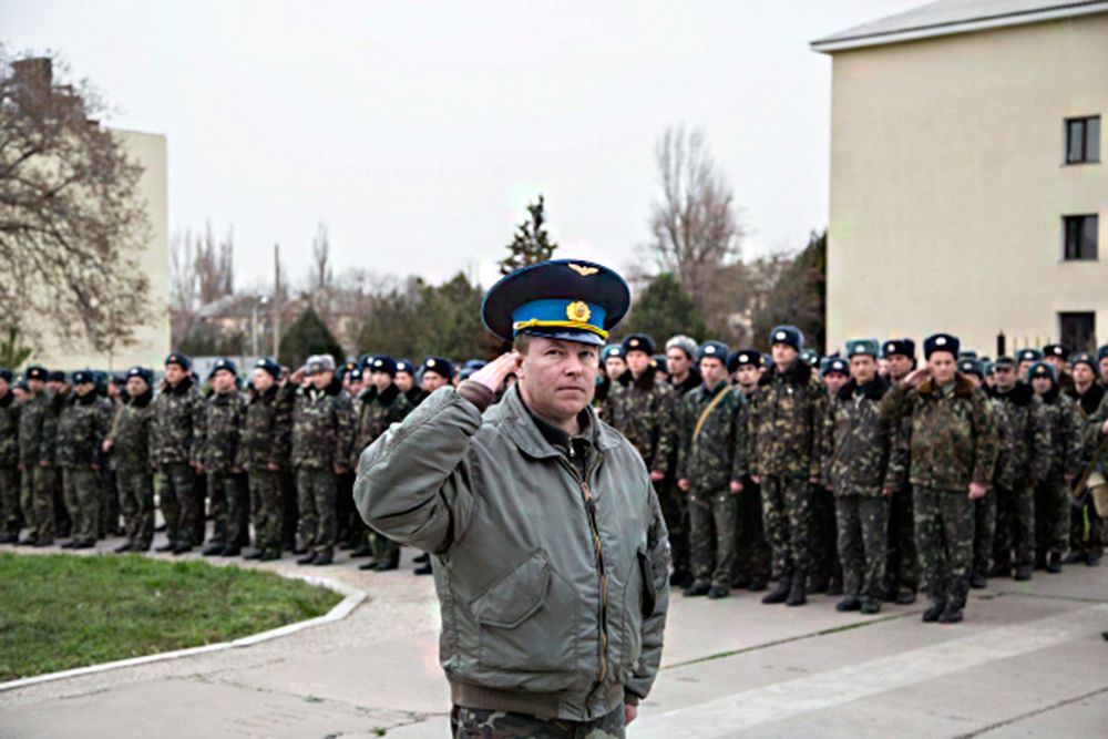 Полковник Юлий Мамчур в ходе Крымской весны был командиром 204-й бригады тактической авиации, дислоцирующейся на аэродроме «Бельбек». 22 марта 2014 года, не получив поддержки Вооруженных сил Украины, бригада перешла под полный контроль военнослужащих без знаков различия. 26 марта 2014 года полковник Мамчур в сопровождении российских автоматчиков покинул территорию Крыма. 10 ноября 2014 Юлий Мамчур стал избранным народным депутатом Украины по списку блока Петра Порошенко.