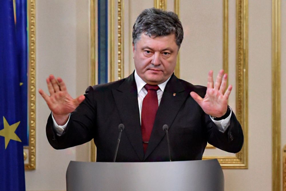 Успел побывать в Крыму и Петр Порошенко, на тот момент депутат Верховной Рады. 28 февраля он пытался попасть в здание парламента автономии, но местные жители, недовольные сменой власти на Украине, не позволили ему этого сделать. Порошенко пытается договориться с демонстрантами, но те его не слушают. Собравшиеся люди скандируют: «Россия», «Беркут», «Чемодан-вокзал-Галичина». Сегодня Петр Порошенко занимает пост президента Украины.