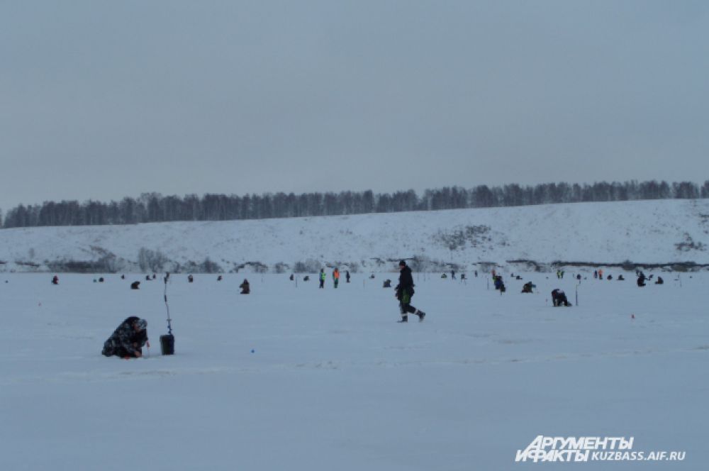 Чемпионат длился два дня: с 10 утра все выходили на лёд, чтобы три часа в напряжённом молчании заниматься спортом.