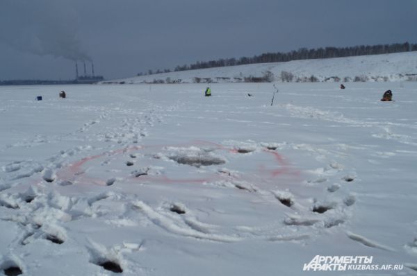 Лёд толщиной около 40 см оказался не таким крепким, как хотелось бы. Промоины, в которые кто-то уже угодил, обозначали красной аэрозольной краской.