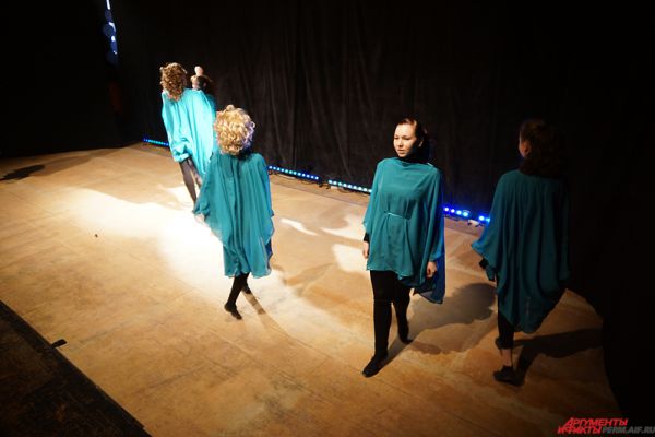 Красочное шоу в честь знаменательного события устроила академия ирландского танца «Иридан». Выступление творческого коллектива называлось «Рождение Вселенной». 