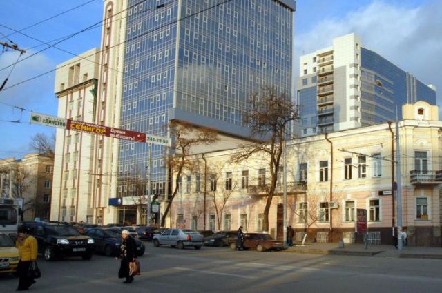 Двухэтажное здание больницы №8 в центре Ростова.