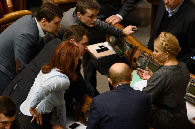 Лидер партии «Батькивщина» Юлия Тимошенко (справа) на заседании Верховной рады Украины.