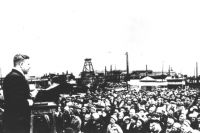 Рабочие омского завода на митинге, посвящённому началу войны. 23 июня 1941 г.