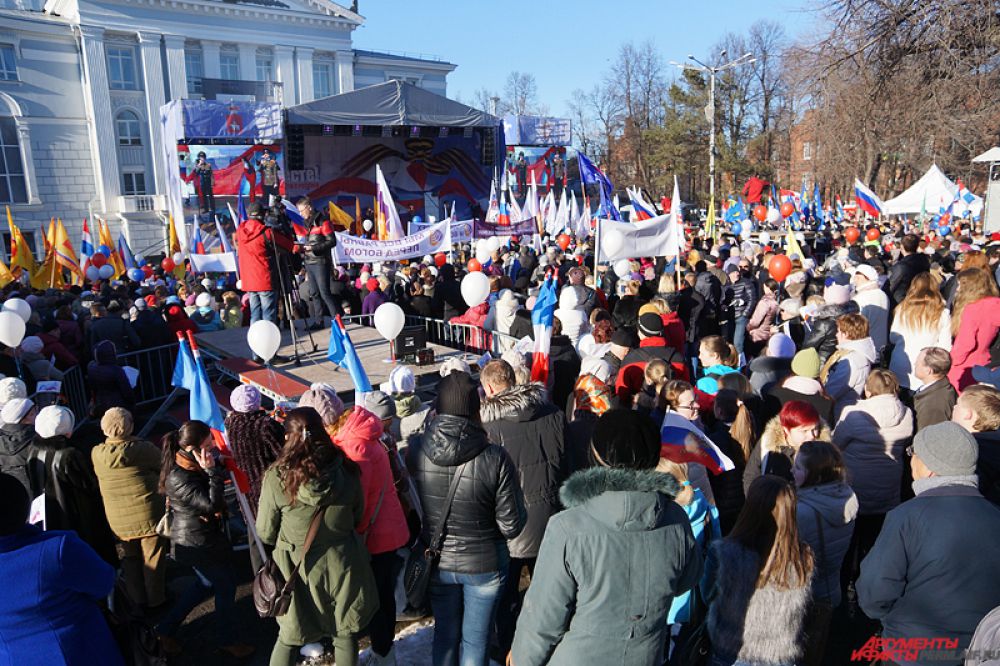 Митинг-концерт, посвященный годовщине воссоединения Крыма с Россией, состоялся вечером в среду, 18 марта, в сквере у Пермского театра оперы и балета.