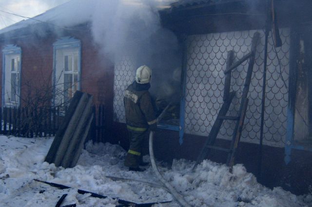 Пожар возник в одной из квартир двухквартирного дома.