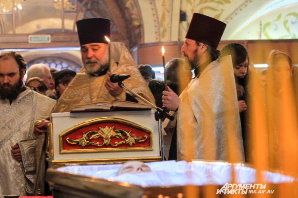 Похоронен писатель на территории монастыря.