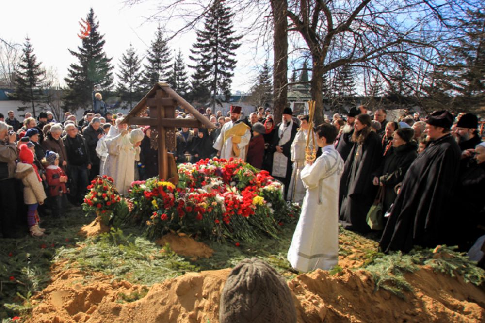 На могиле установили большой деревянный крест.