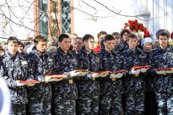 Курсантам иркутского кадетского корпуса доверили награды Влентина Распутина.