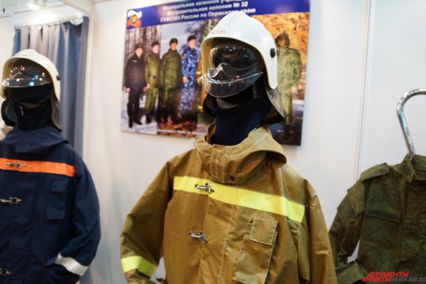 Осужденные производят одежду для пожарных, полицейских и солдат.