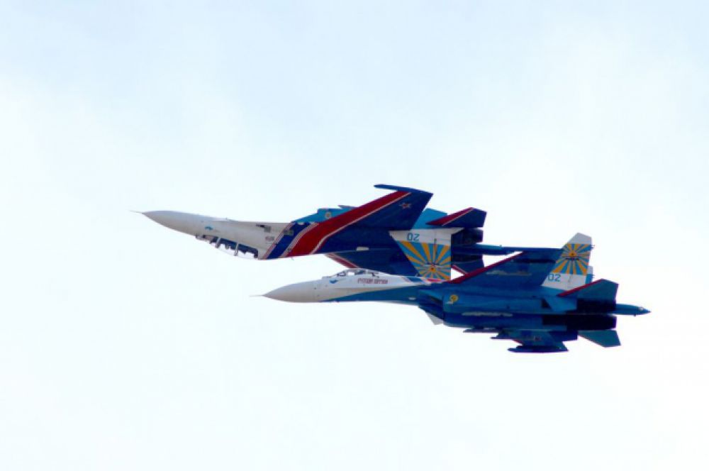 Исполнялись фигуры высшего пилотажа на истребителях Су-27.
