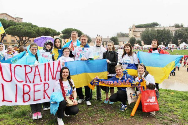  Украинцы пробежали Римский марафон под патриотическими лозунгами