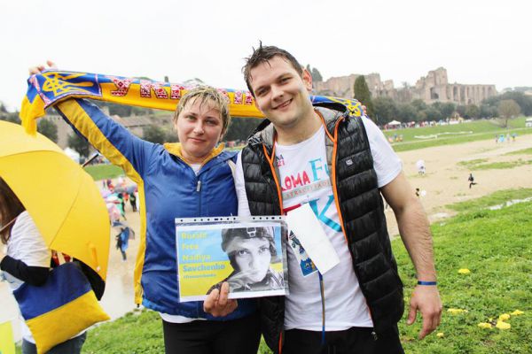 Украинцы пробежали Римский марафон под патриотическими лозунгами