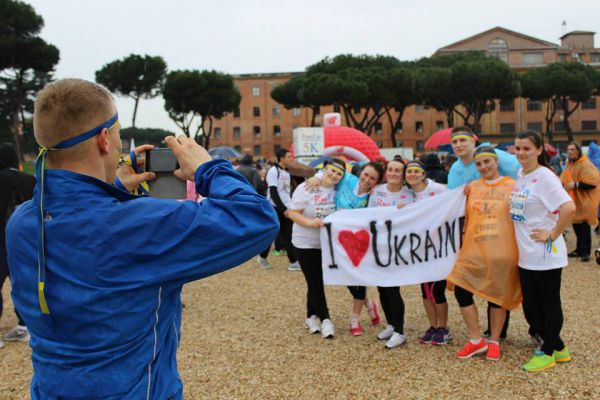 Украинцы пробежали Римский марафон под патриотическими лозунгами