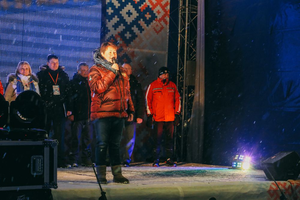 На церемонию приехала президент Федерации лыжных гонок России Елена Вяльбе.